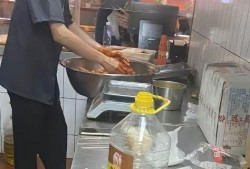 乡村基员工爆料后厨视频,揭秘快餐行业卫生真相